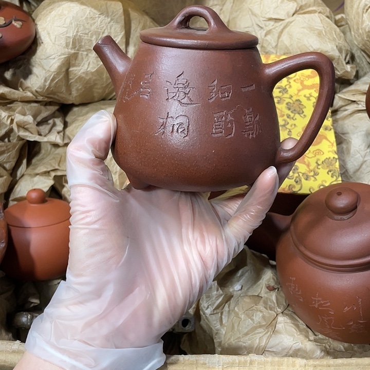 茶壶紫砂原矿泥料，手工制作一把紫砂壶。