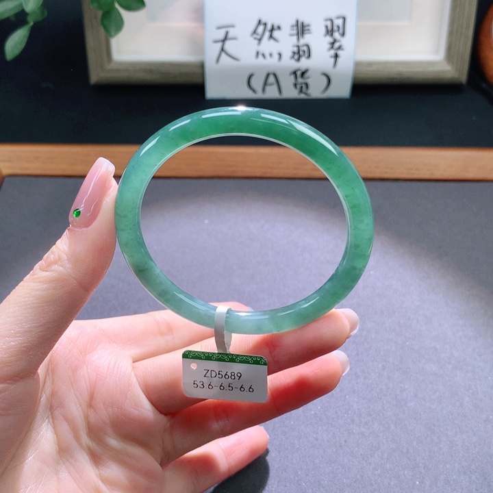 翡翠手镯未镶嵌天然翡翠手镯