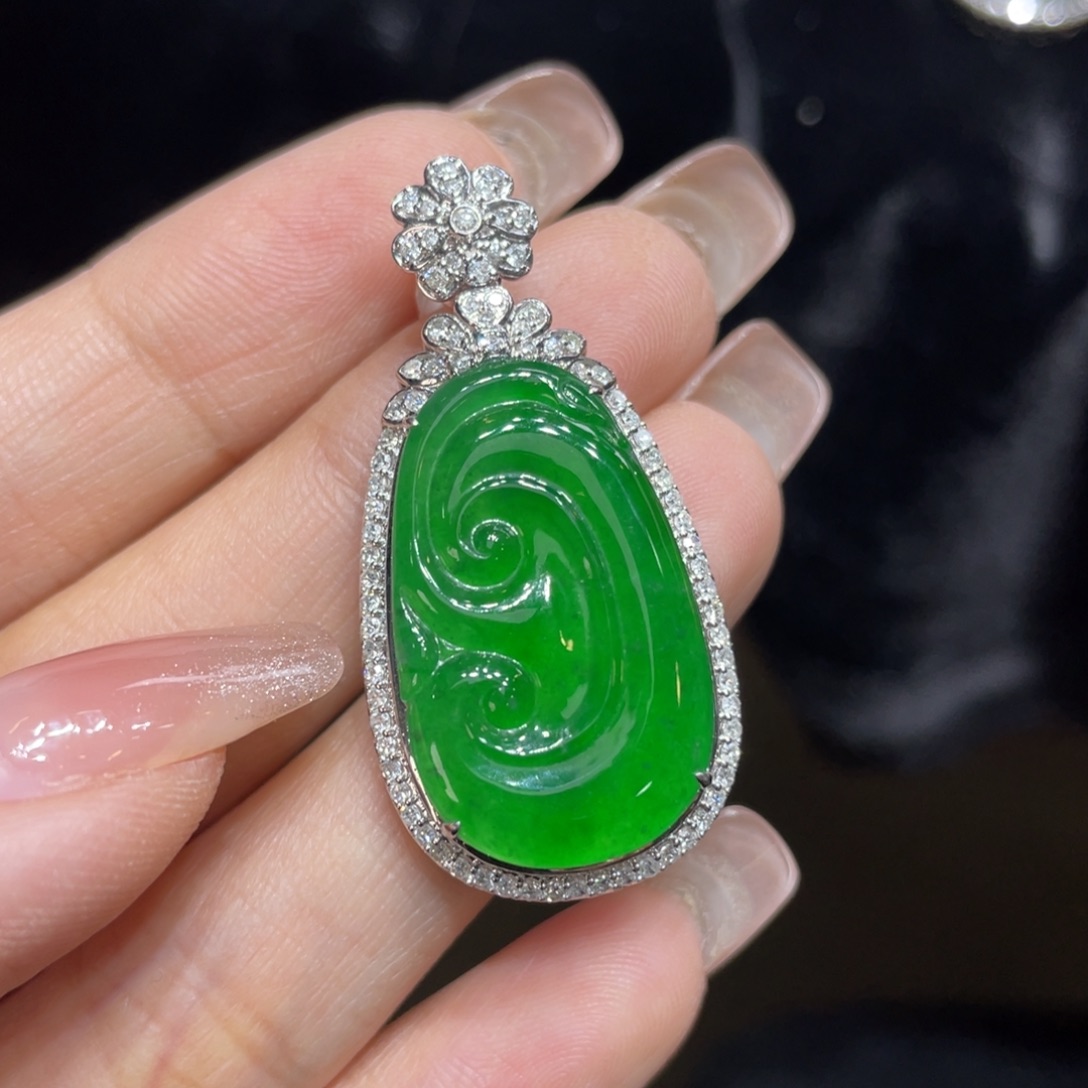 翡翠颈饰18K金镶嵌天然缅甸翡翠