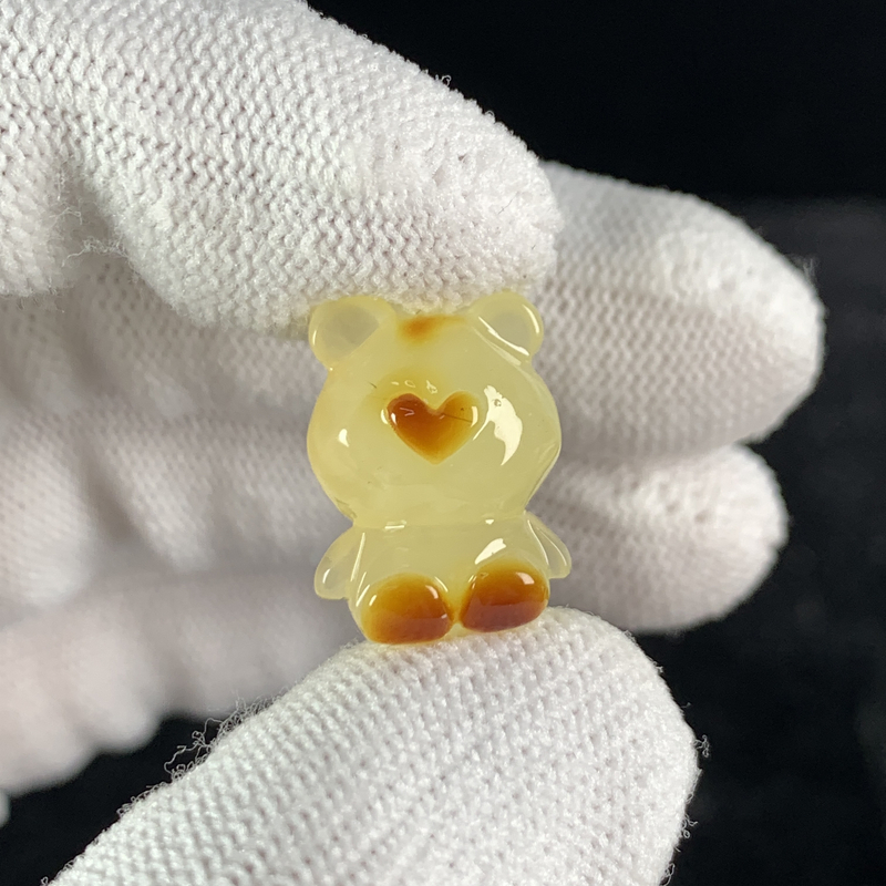 V1016保真原矿俄料尺寸18.4*13.2mm俏色蜜蜡雕刻小熊配饰微瑕放漏