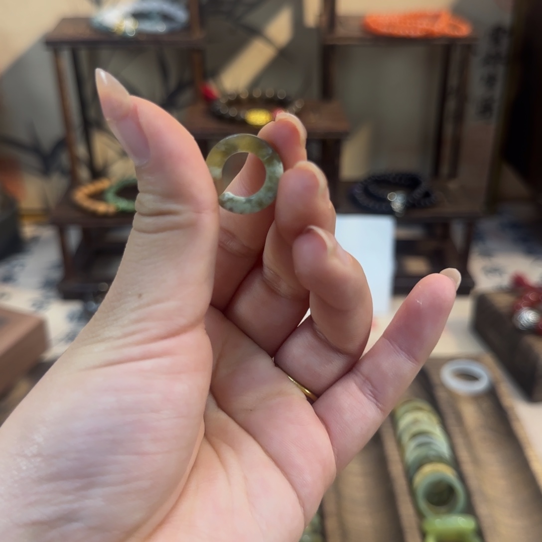 蛇纹石玉颈饰合金