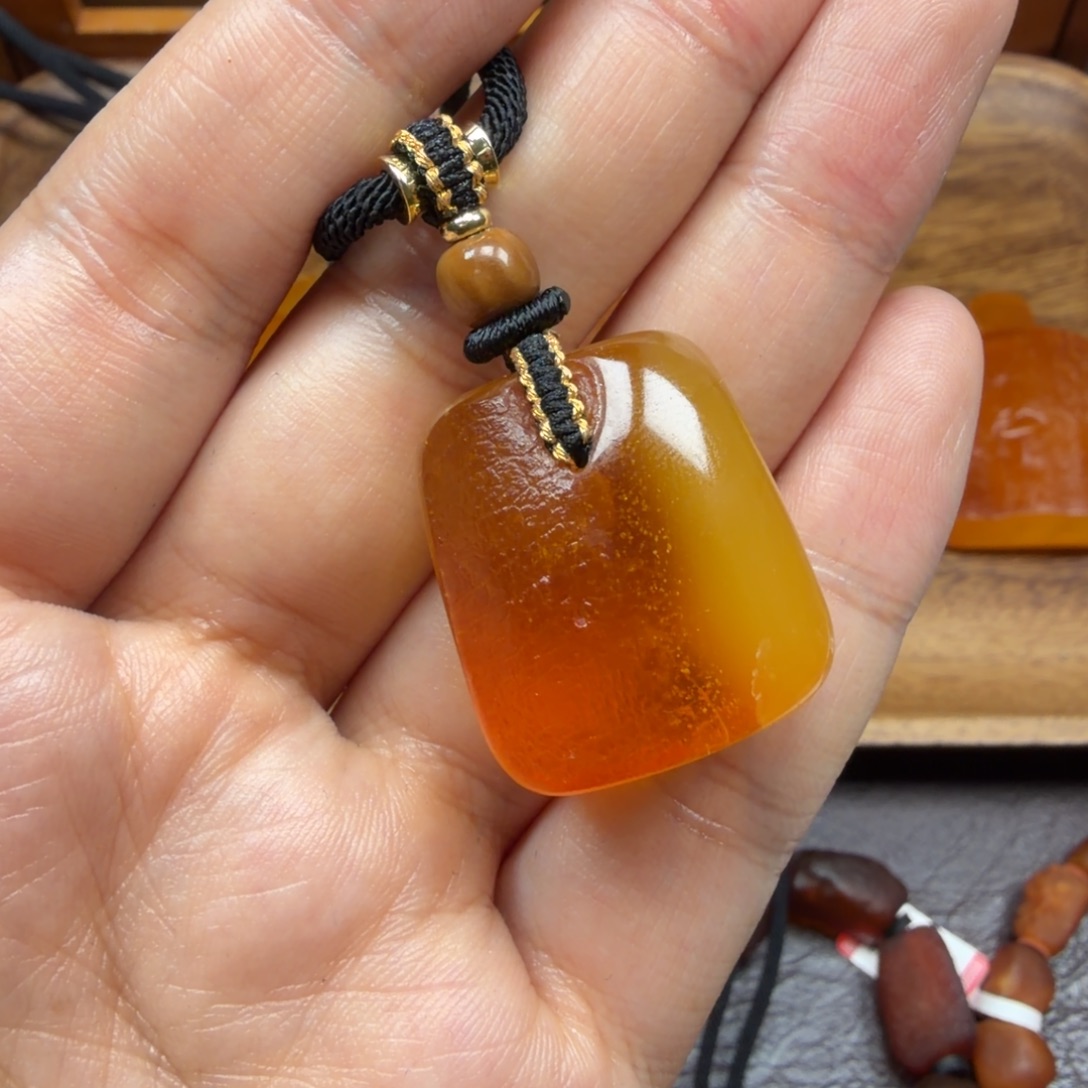 琥珀未镶嵌吊坠(赠链)
