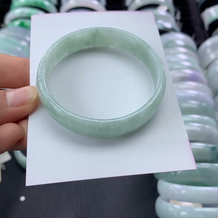 翡翠未镶嵌手镯公主