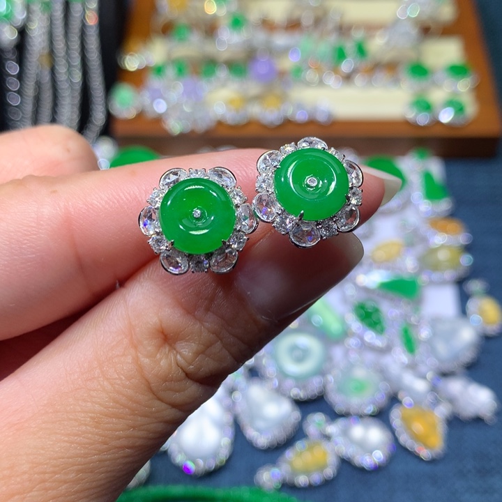 翡翠18K金镶嵌耳饰平安扣