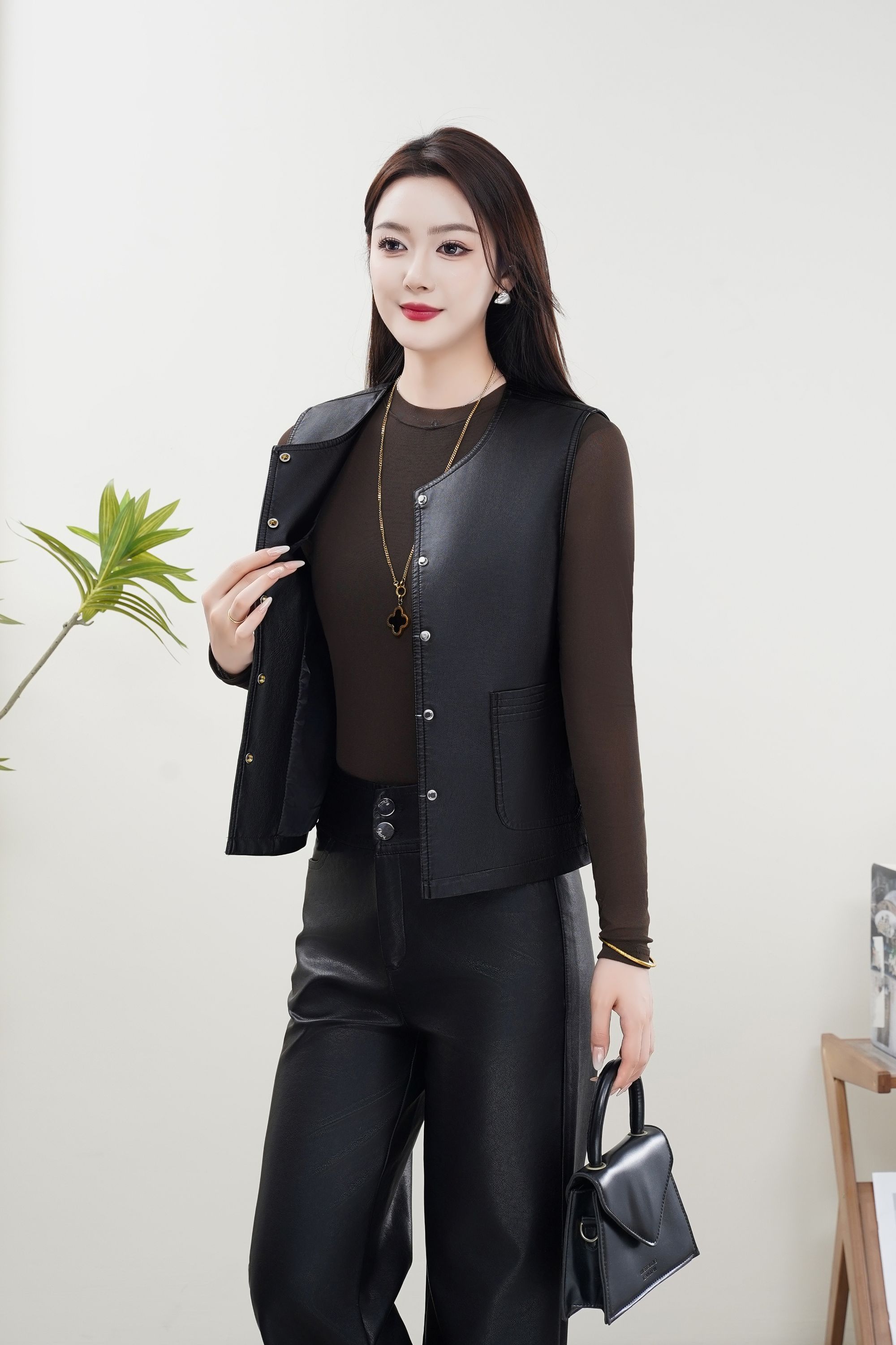 皮衣马甲黑色常规款圆领秋季秋冬水洗常规无袖女装休闲