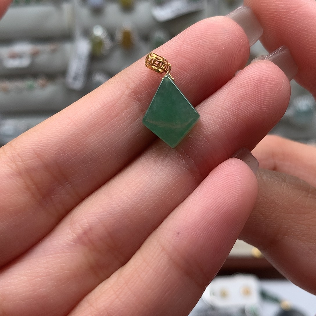 吾***乡翡翠戒指18K金镶嵌吊坠