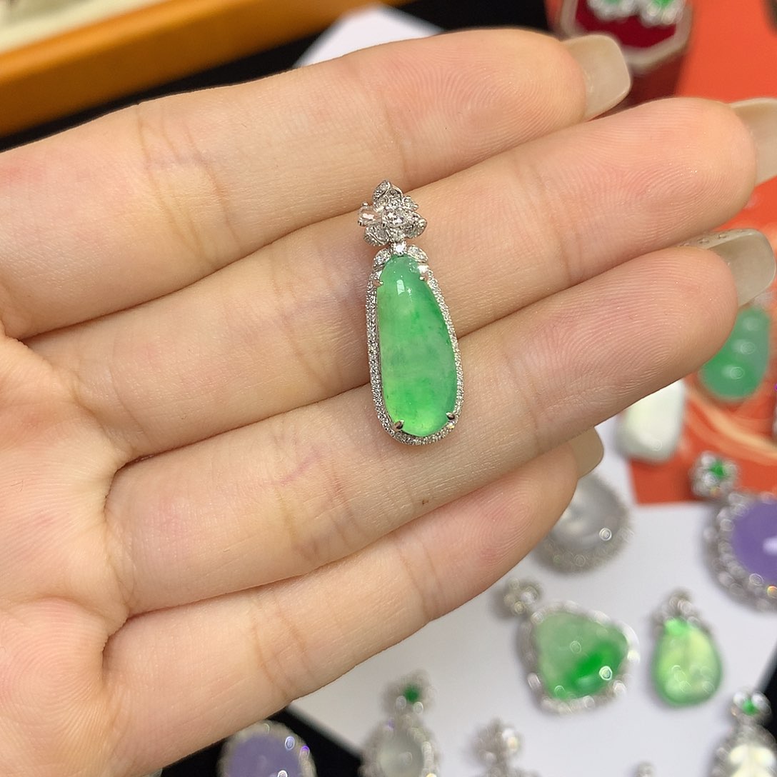 翡翠吊坠(赠链)18K金镶嵌