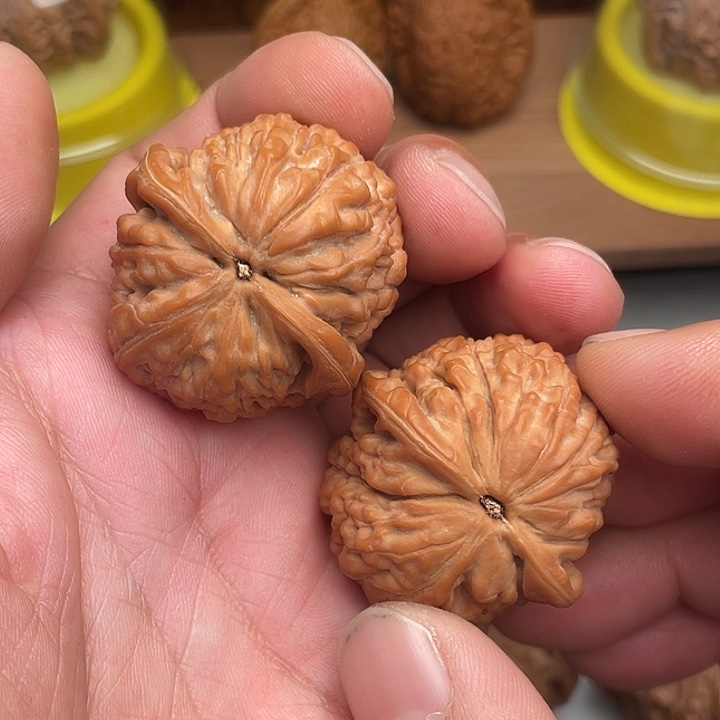 一***。文玩核桃吊坠莲花