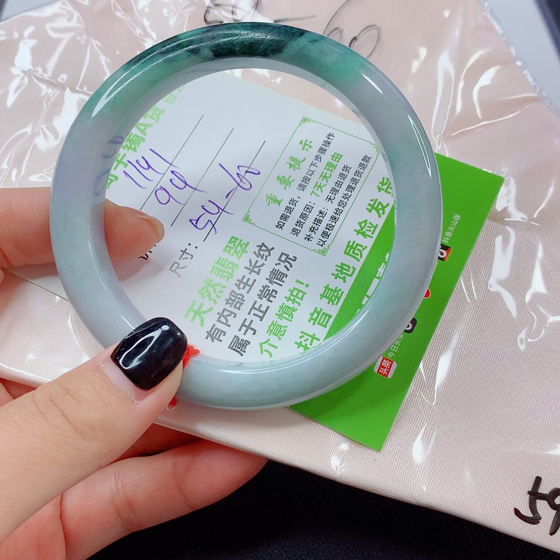 翡翠手镯未镶嵌翡翠