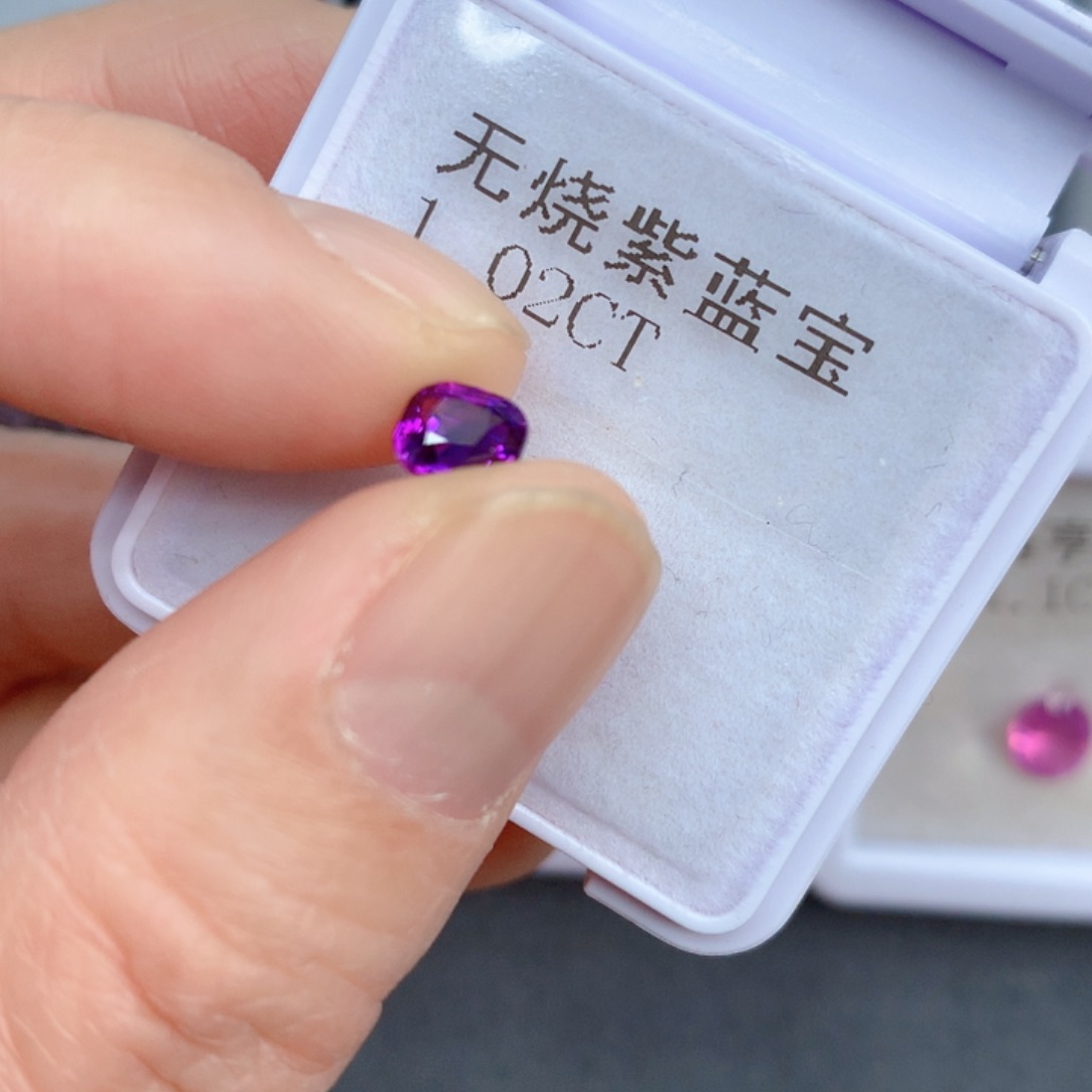 1.02克拉裸石彩色蓝宝石未镶嵌