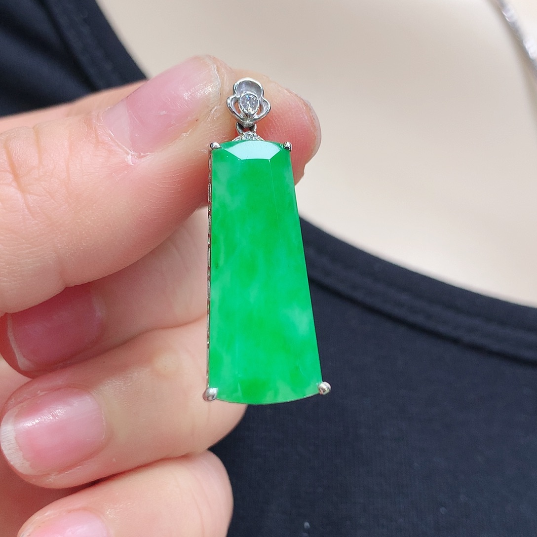 翡翠颈饰18K金镶嵌 无事牌