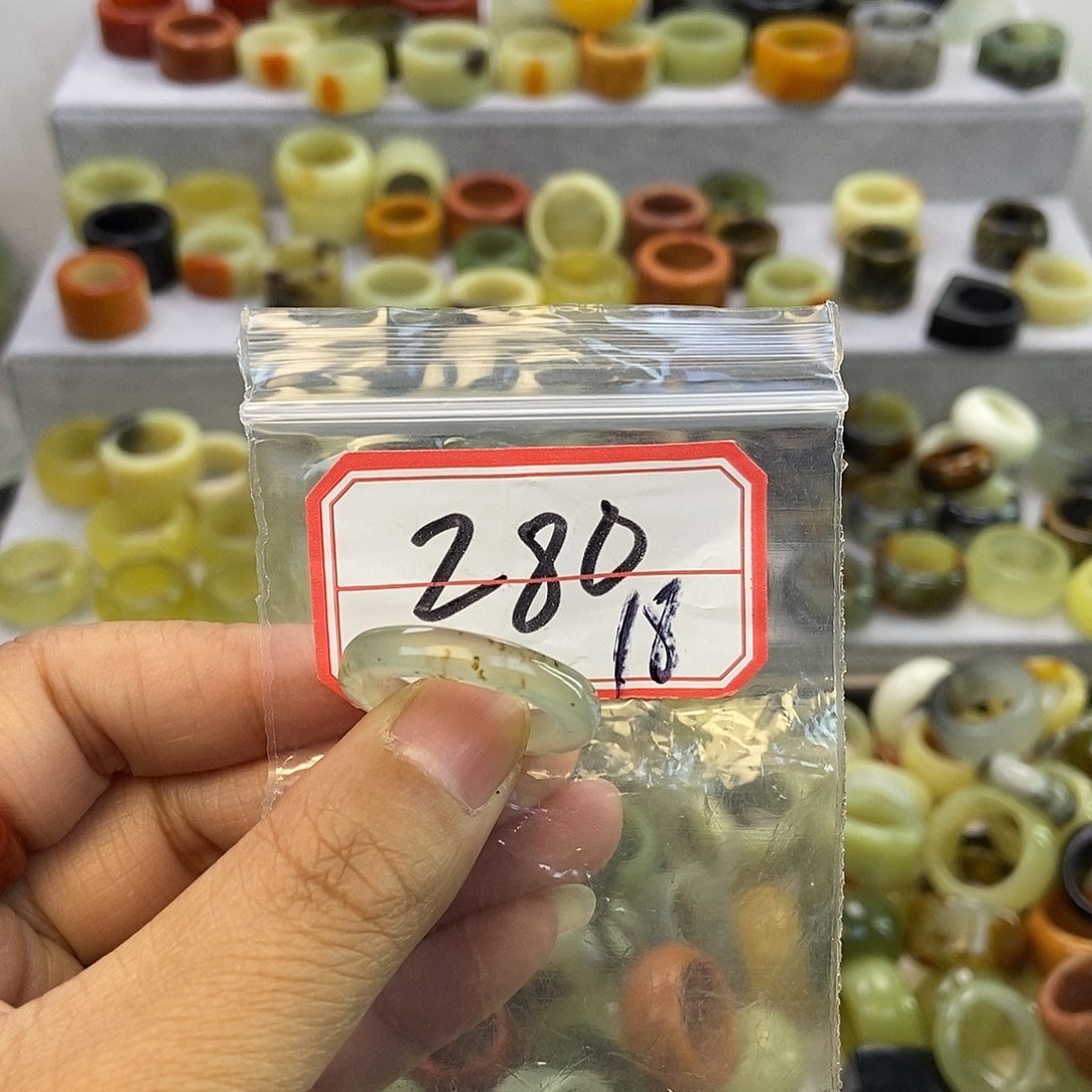 酥***酥蛇纹石玉未镶嵌手镯