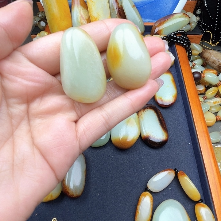 和田玉未镶嵌颈饰走***人