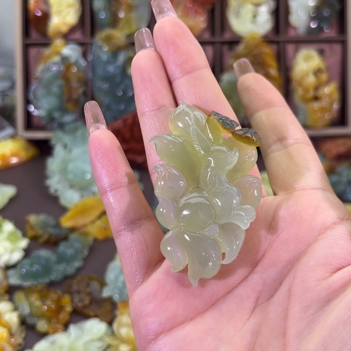 未镶嵌蛇纹石玉颈饰与*