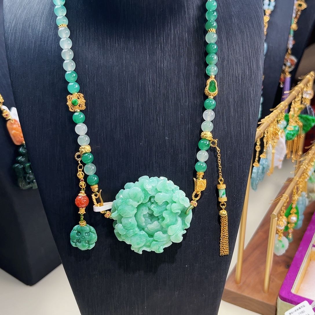 【闪购商品】翡翠吊坠(赠链)未镶嵌蝶恋花