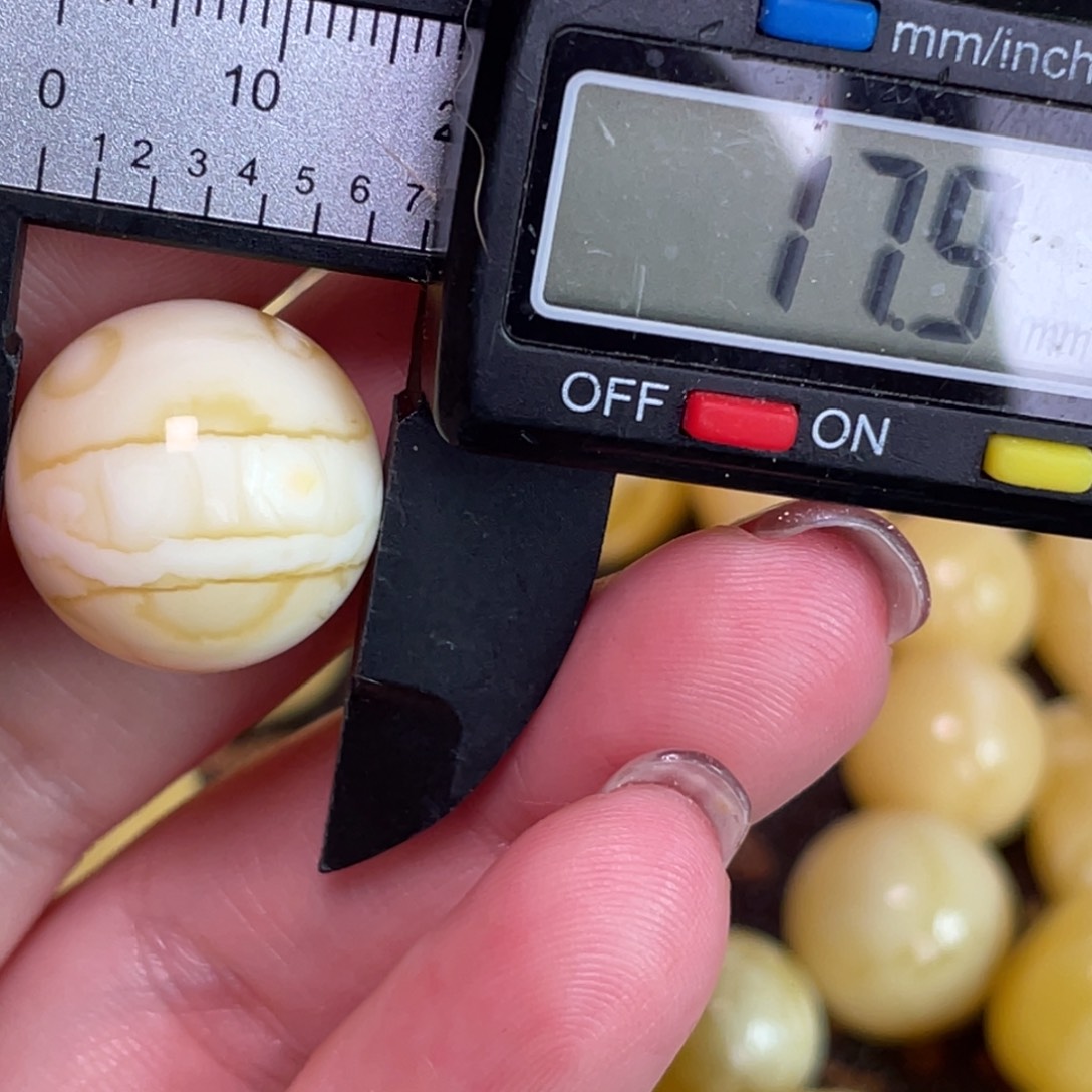 未镶嵌蜜蜡裸石685