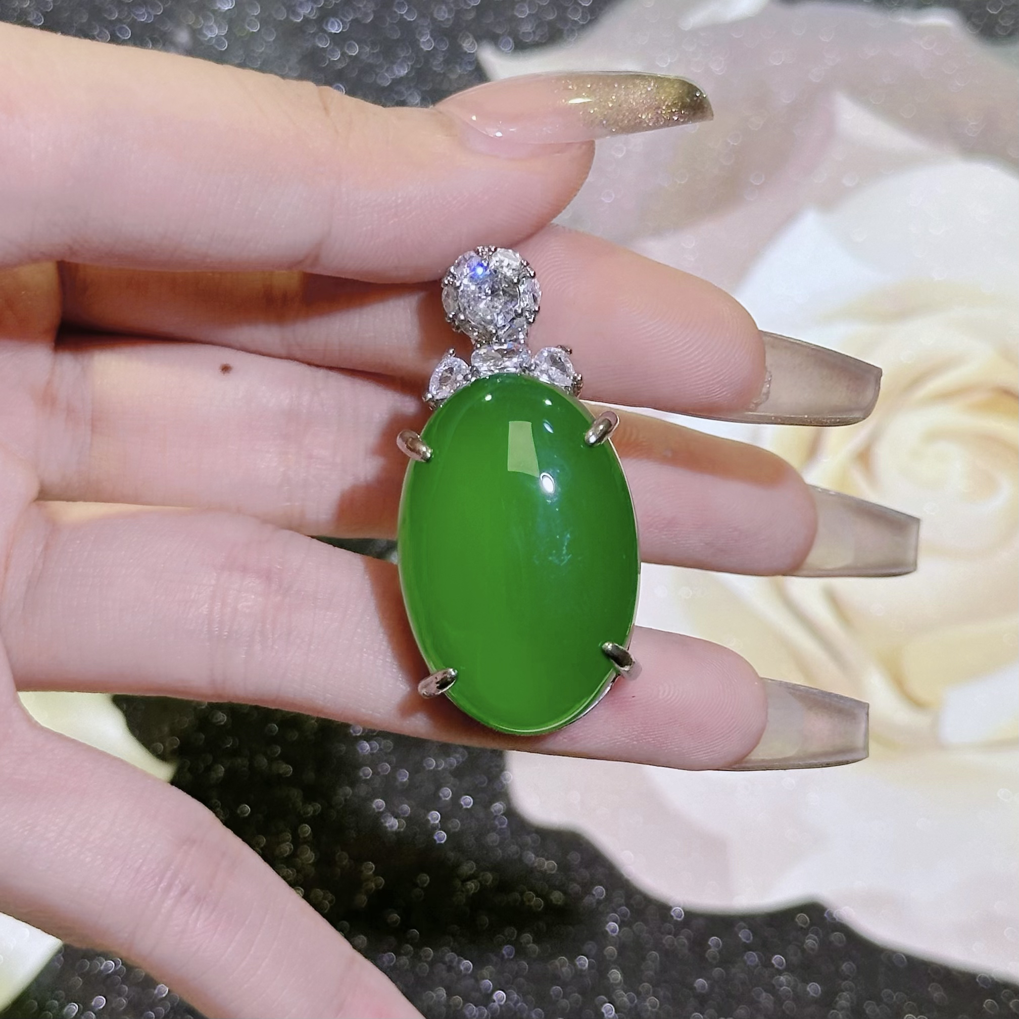 简约甜美阳绿鸽子蛋玉髓项链