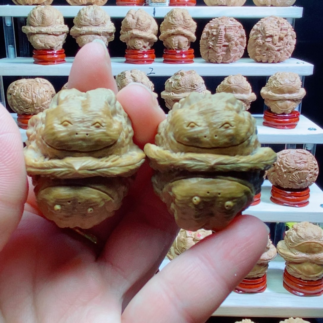 核桃把件随型双面雕刻喜乐金蟾