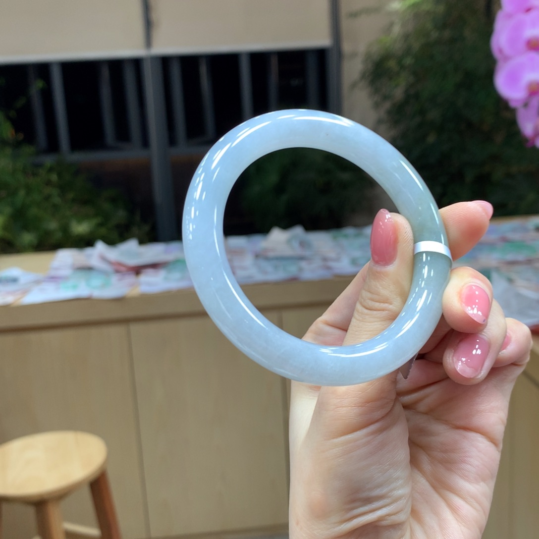 翡翠手镯未镶嵌不退不换