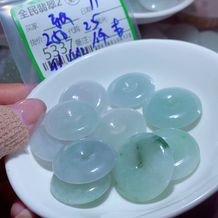 小***）翡翠未镶嵌颈饰我