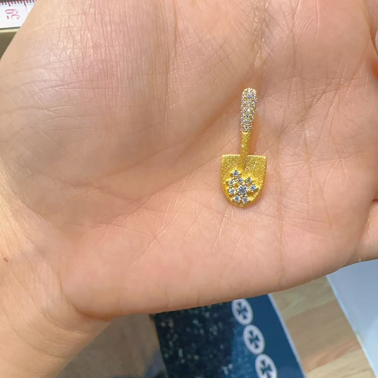 足金999黄金5G工艺时尚铲子吊坠