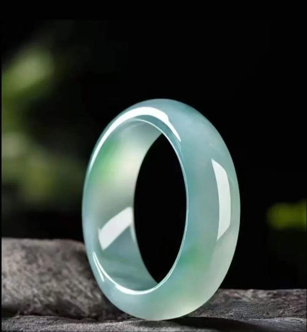  时尚气质冰透手镯