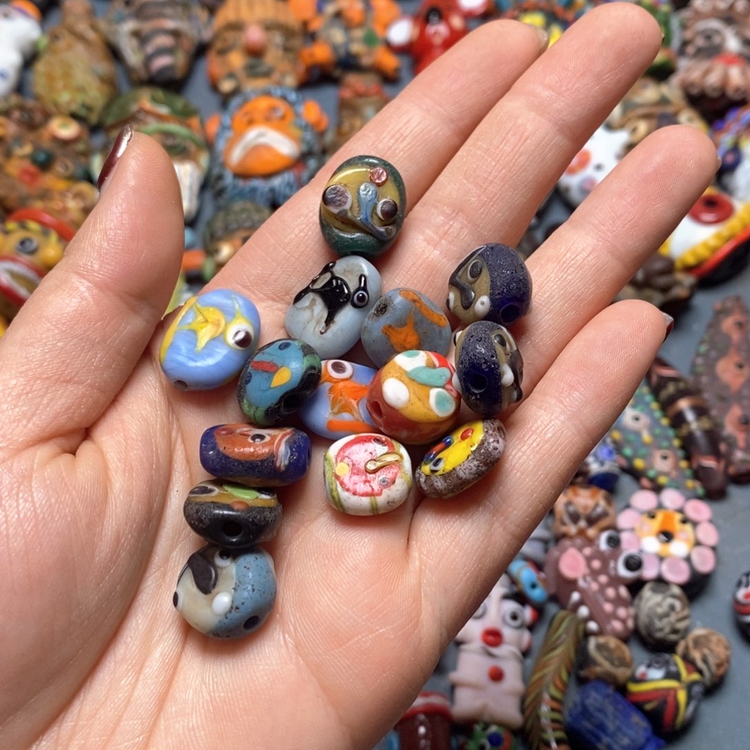 琉璃颈饰印度尼西亚娃娃一个