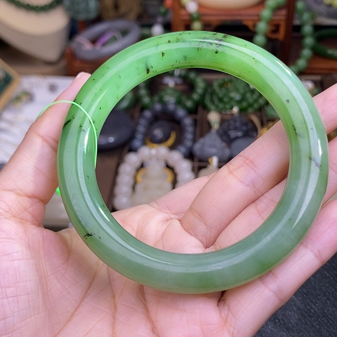 和田玉57 乌兰海猕猴桃碧玉手镯清货价未镶嵌