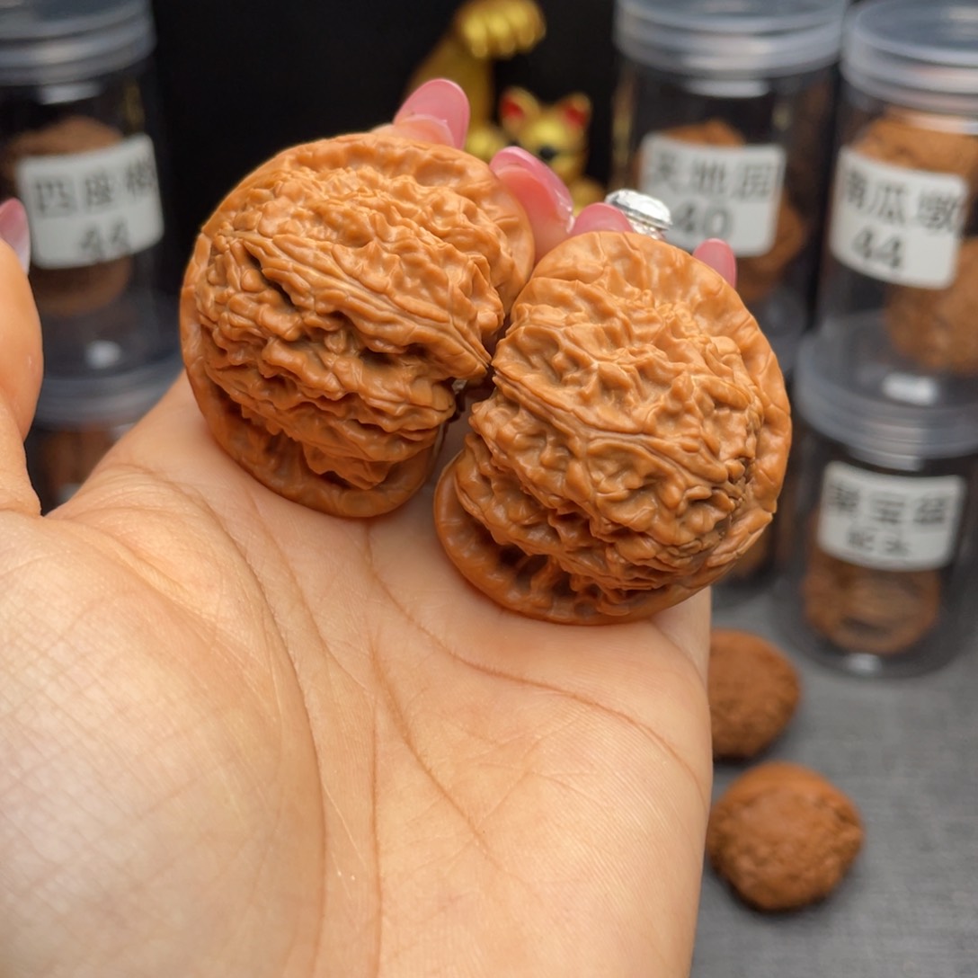 文玩核桃把件小*哥三角白