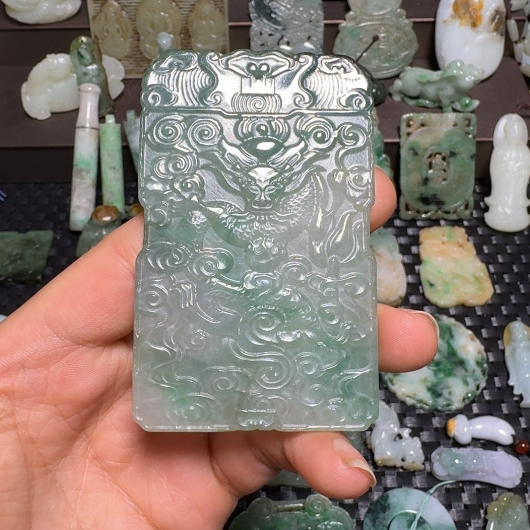 翡翠颈饰未镶嵌翡翠颈饰未镶嵌..