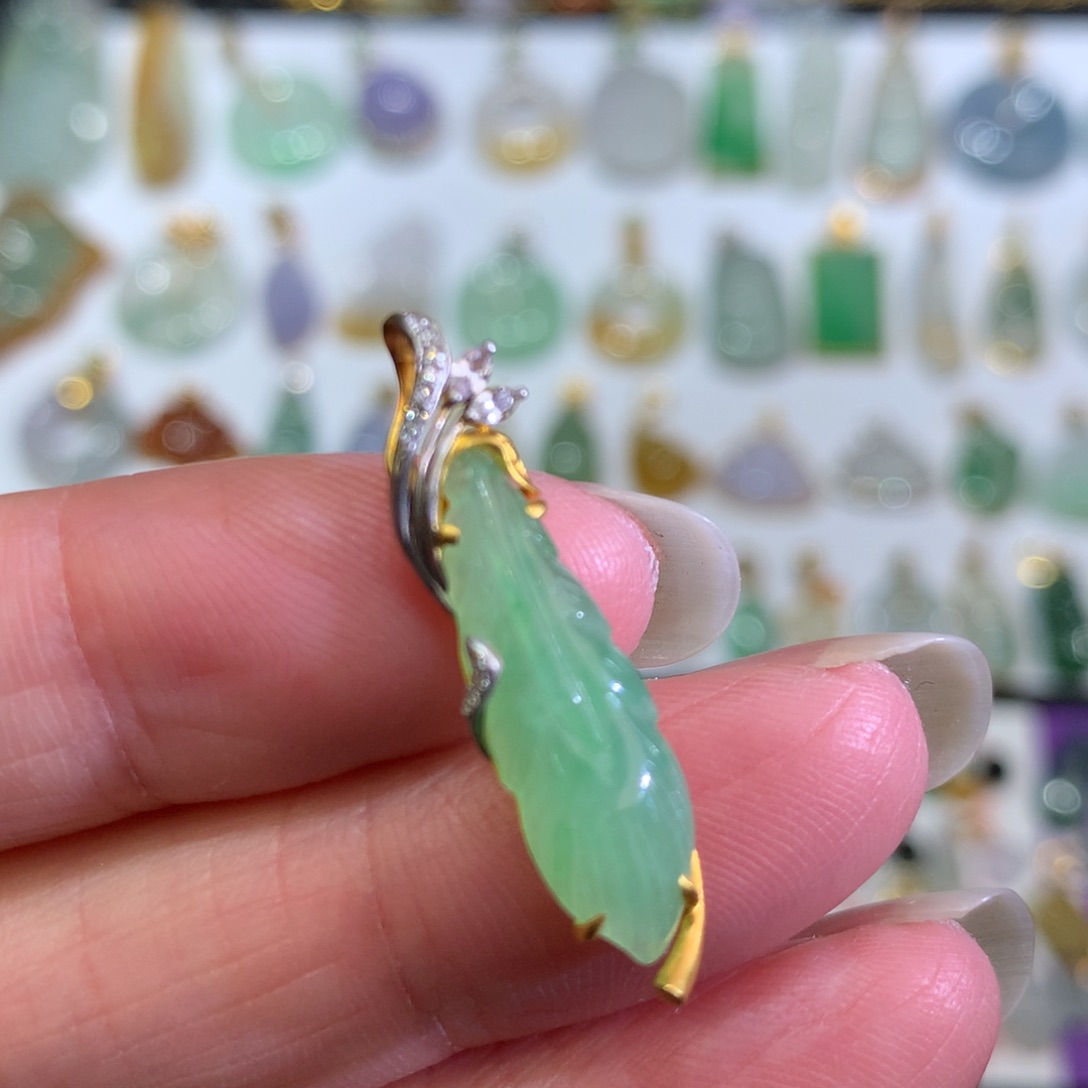 翡翠颈饰18K金镶嵌翡翠吊坠的未镶嵌