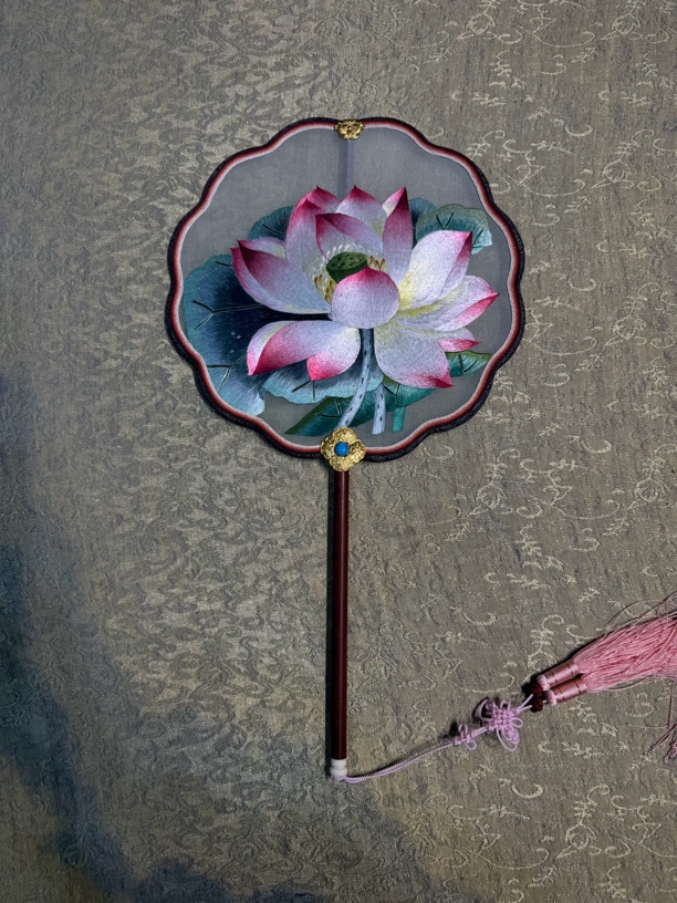 苏绣团扇手工刺绣古典宫廷扇黄檀扁柄出水芙蓉梦幻荷花