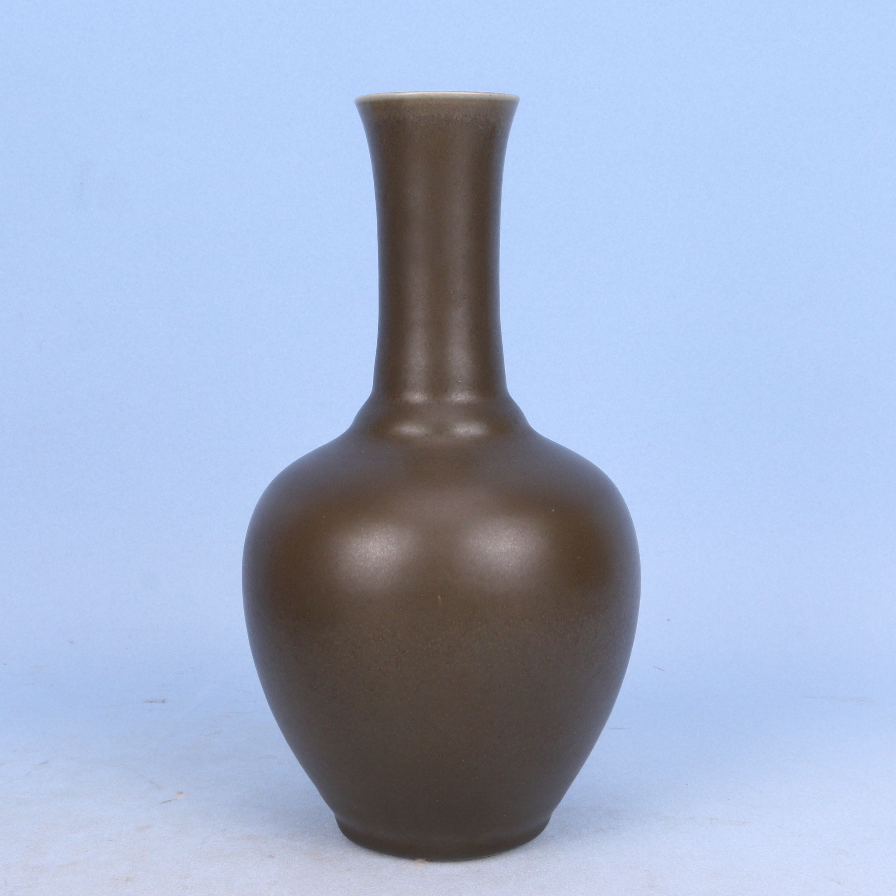 Lot917  清晚期  紫金釉天球瓶 