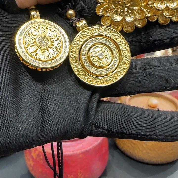 铭***中黄铜戒指和两个挂坠