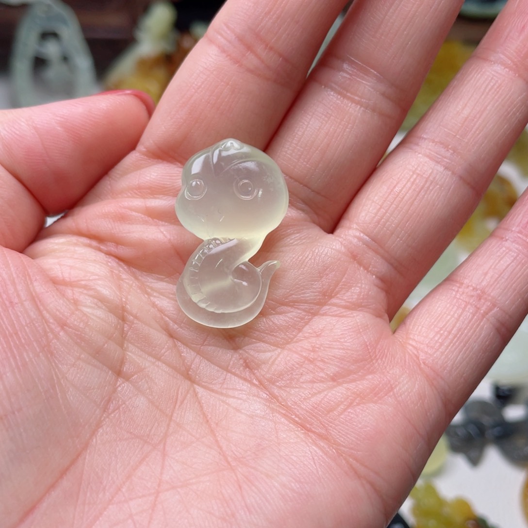 蛇纹石玉颈饰未镶嵌