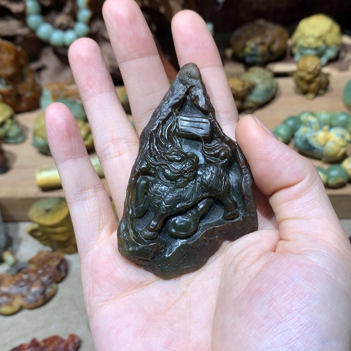 未镶嵌岫岩河磨玉（透闪石质玉）挂件