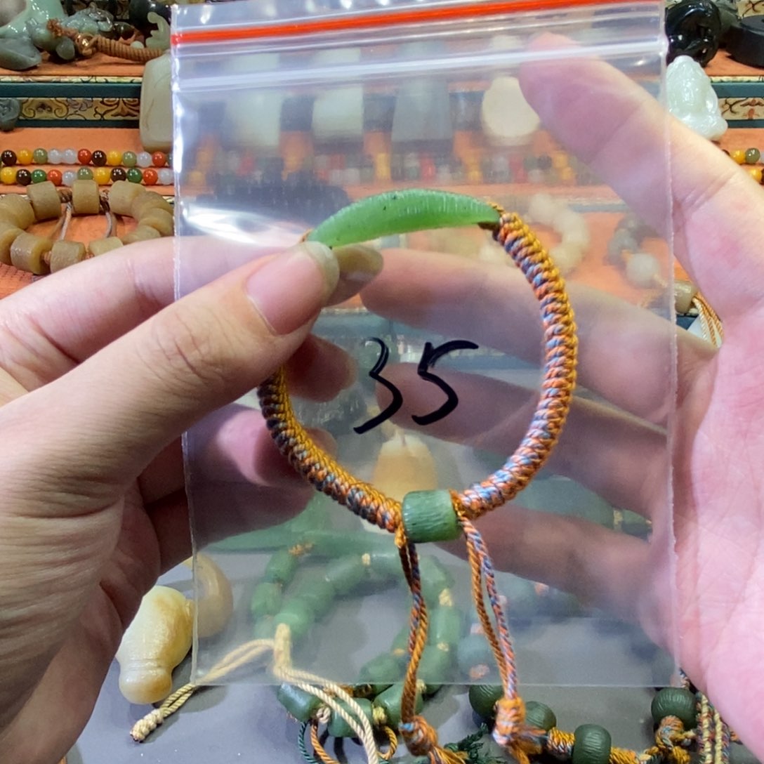 和田玉颈饰未镶嵌文*