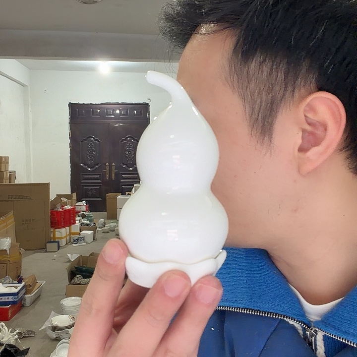 一套装的瓷器的东西