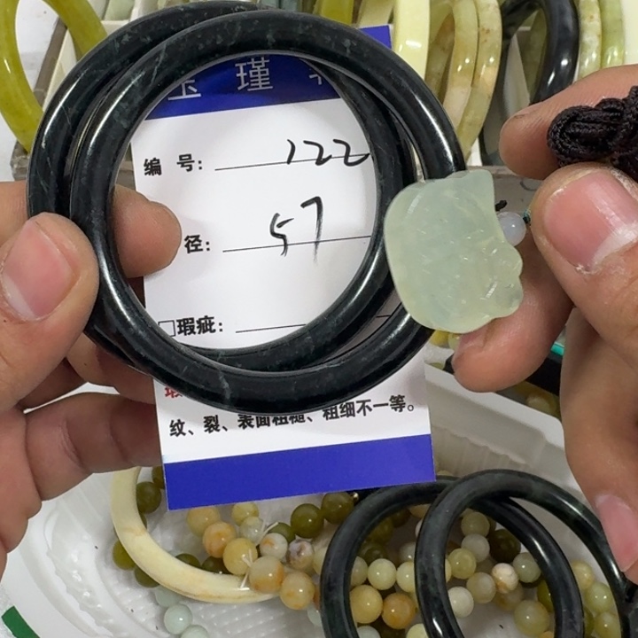 花***醨蛇纹石玉未镶嵌手镯