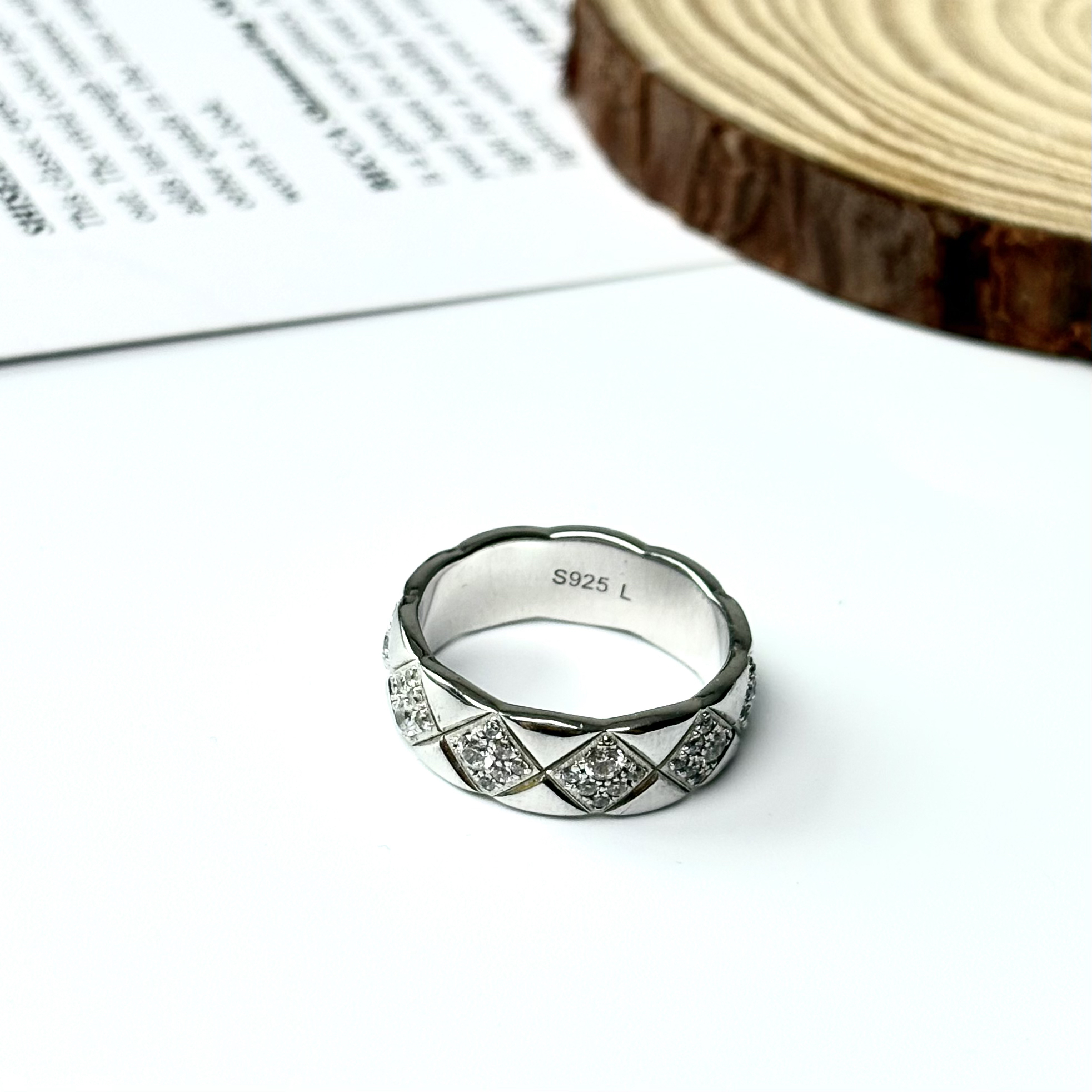 925银合成锆石戒指 轻奢欧货高品s925小香菱格纹镶钻戒指-J0034