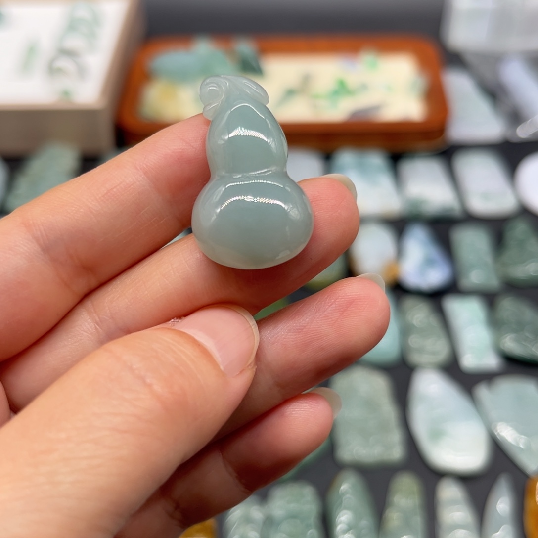 翡翠未镶嵌颈饰葫芦