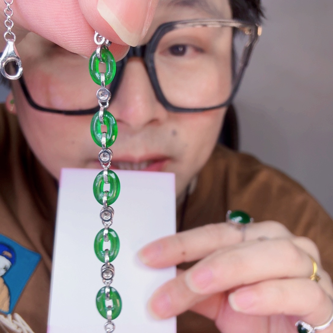 翡翠未镶嵌颈饰一件