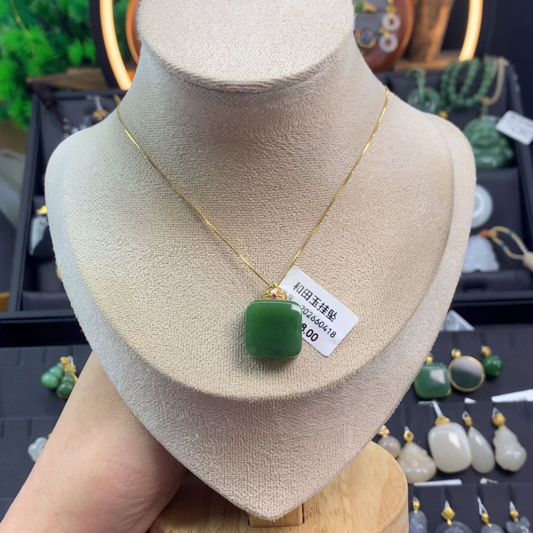 和田玉吊坠18K金镶嵌