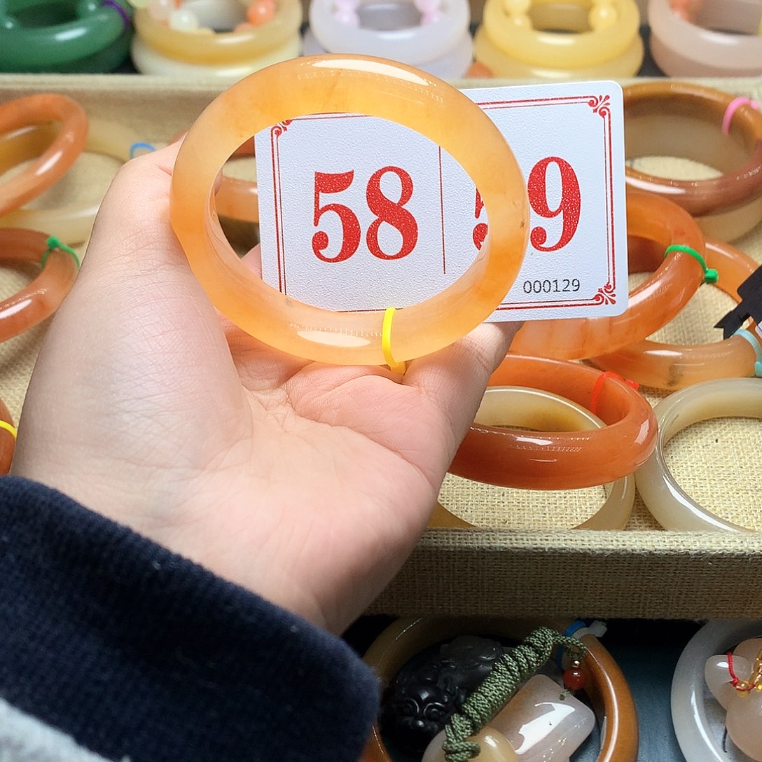 未镶嵌石英质玉（黄龙玉）手镯