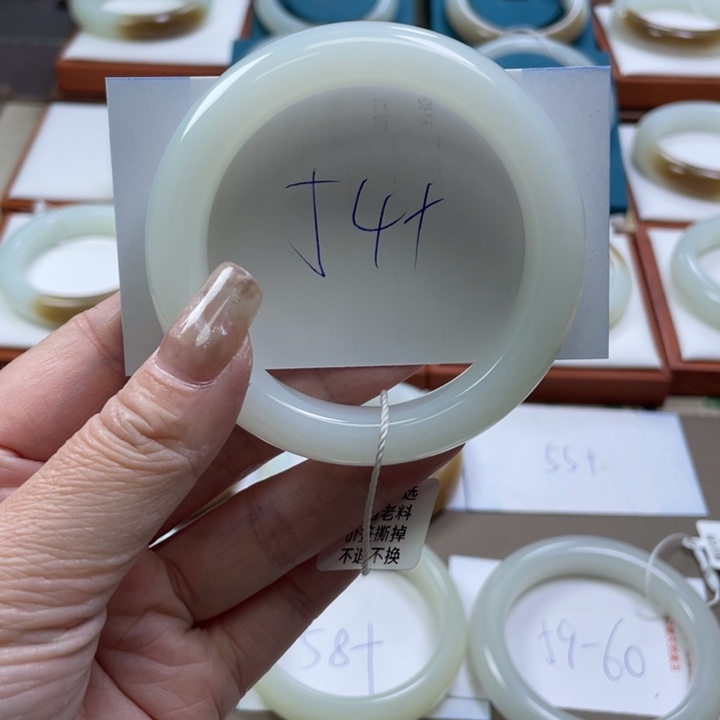 和田玉手镯未镶嵌M****萍