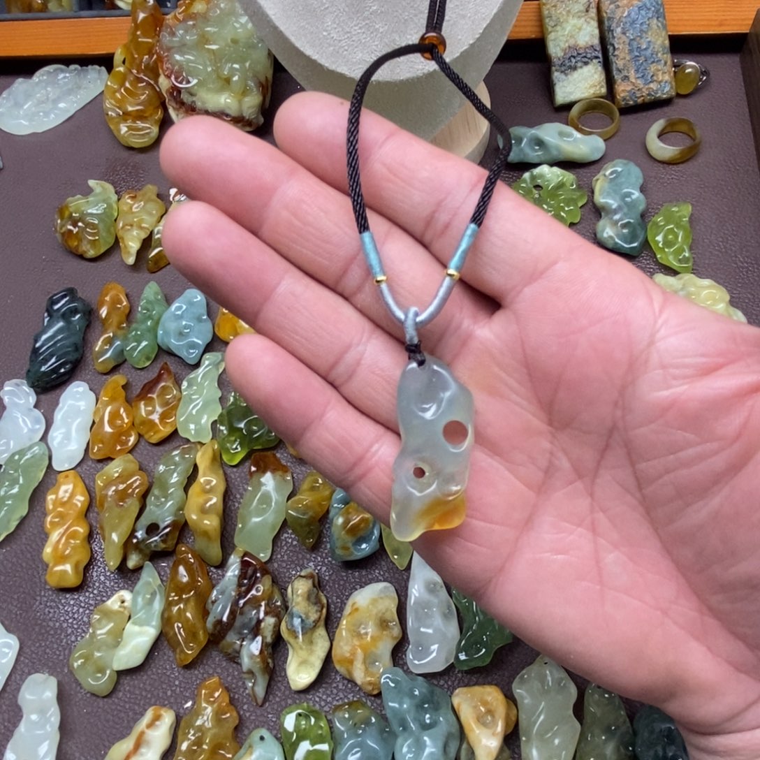 逆***r蛇纹石玉未镶嵌颈饰