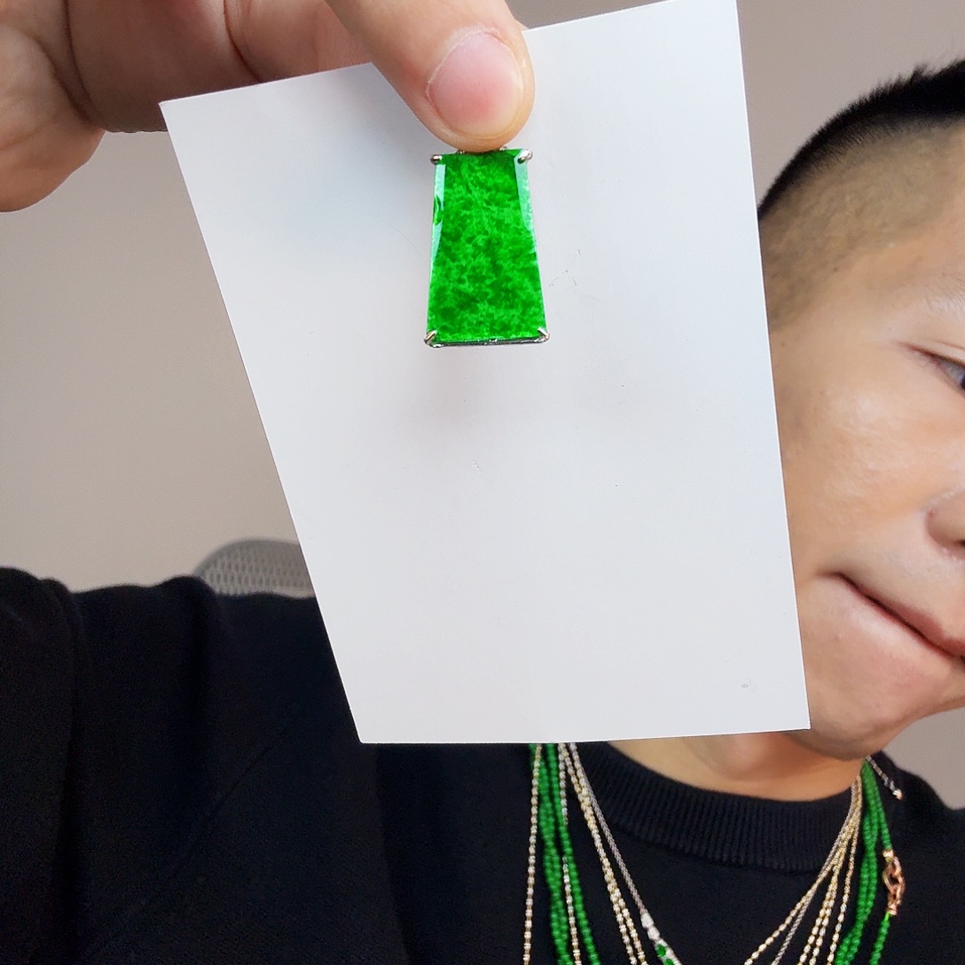 翡翠未镶嵌颈饰一件