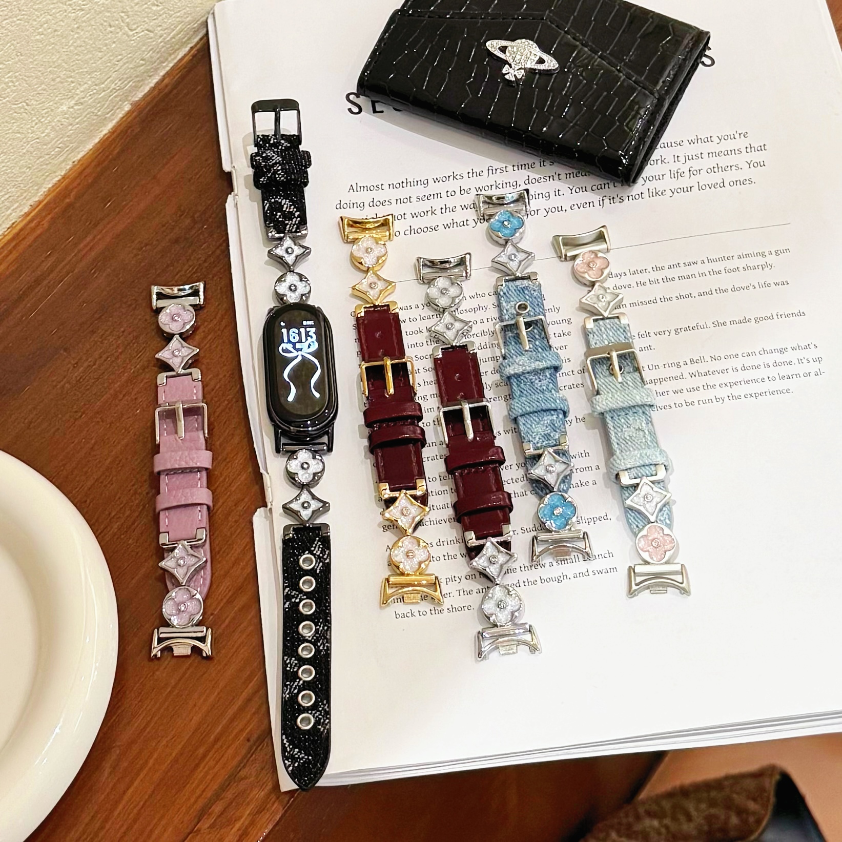 适用苹果S11华为GT6小米10/9/8金属四叶草拼牛仔真皮fit4/3手表带