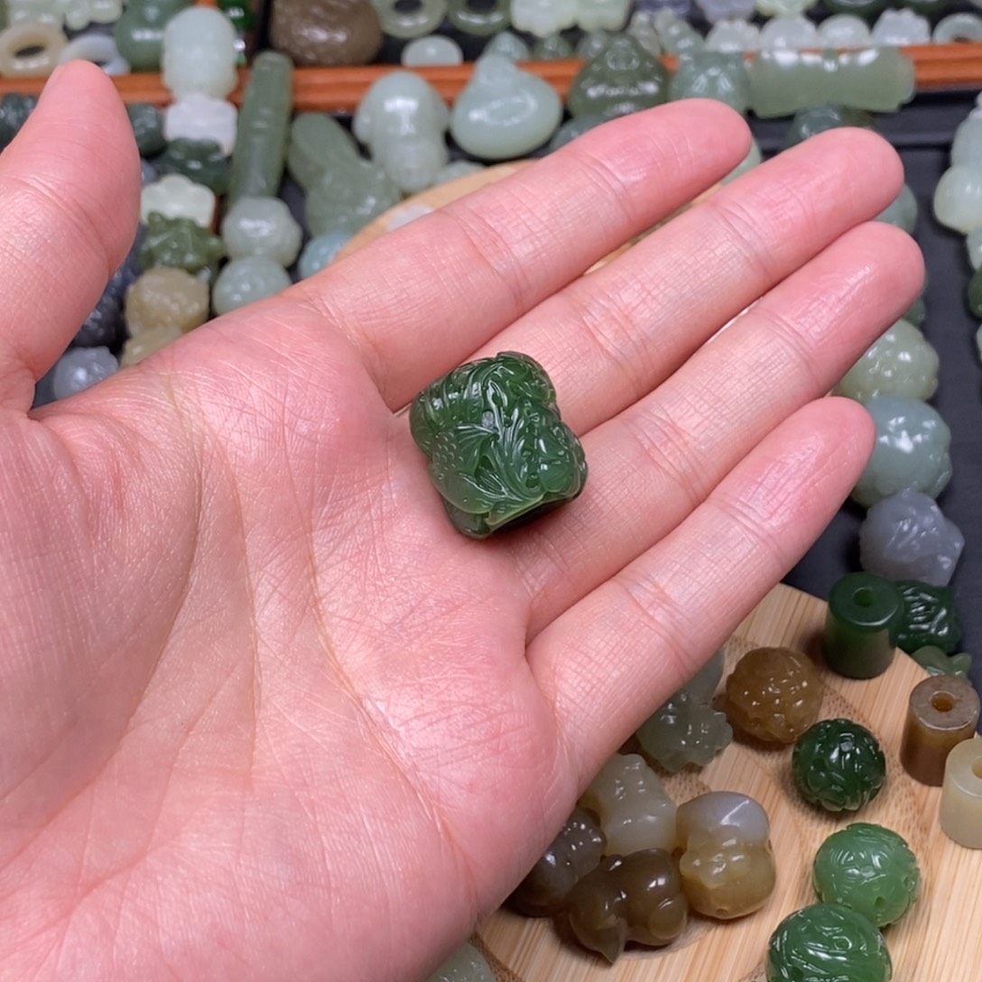 等***久和田玉未镶嵌颈饰