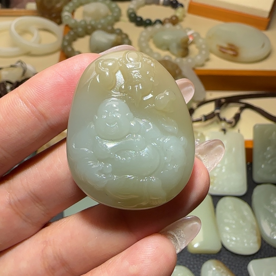 向***笑和田玉未镶嵌颈饰